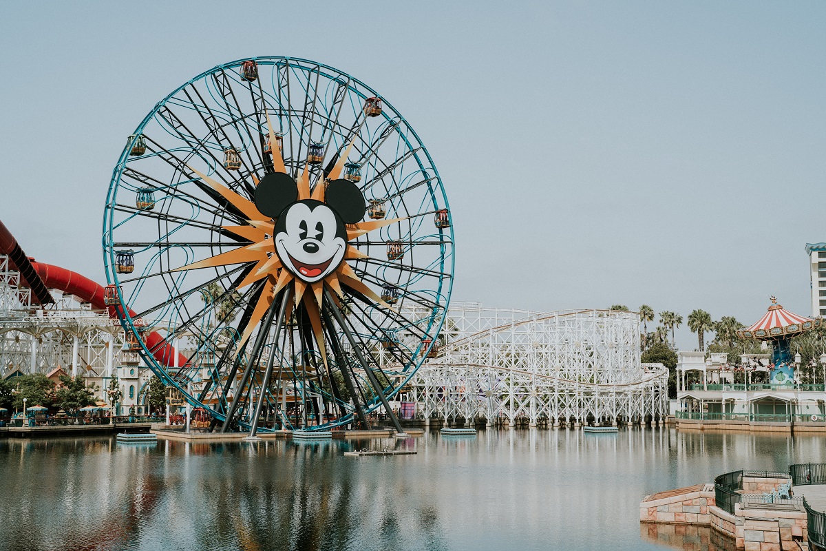 Haga que su experiencia en Disneyland sea mágica con traslados fiables a Disneyland.